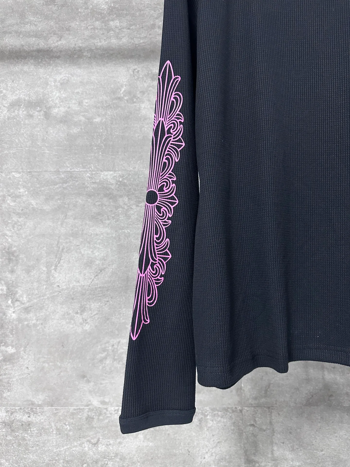 P230 💰 Chrome Hearte/Chrome Heart 25SS New Pink Letter Sanskrit Waffle Long Sleeve CH New Pink Letter Sanskrit Waffle Long Sleeve. Full size shipped. The original version was purchased from Hangzhou National Specialty School for 18000. The fabric is made of 280 grams of cotton waffle material. The printing uses white ink heat transfer technology. Piece cutting + garment printing. (piece pressing + semi-finished product machine pressing). Customized accessories. Same style for men and women. Work details and texture are very good Size: S M L